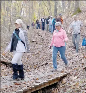  ?? Keith Bryant/The Weekly Vista ?? Bella Vista trails coordinato­r Kay Curry leads a group of hikers into the Back 40 trails for a mushroom picking group hike.