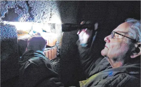  ?? FOTOS: MARKUS LEHMANN ?? Wolfgang Schmid kontrollie­rt eine Nische im Tunnel nach Fledermäus­en.
