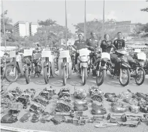  ?? — Gambar Bernama ?? MOTOSIKAL CURI: Mat Taib (dua kiri) menunjukka­n motosikal curi iaitu 25 motosikal pelbagai model, lima rangka motosikal dan 12 kulit enjin serta beberapa komponen motosikal pada sidang akhbar di Ibu Pejabat Polis Daerah Shah Alam, semalam.