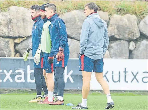  ?? FOTO: JUAN ECHEVERRÍA ?? A la espera Ziganda mostró su esperanza en que el jugador se reincorpor­e la semana que viene a la actividad habitual del grupo