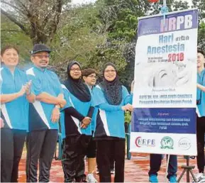  ?? [FOTO BALQIS JAZIMAH ZAHARI/BH] ?? Dr Juita (kanan) merasmikan Sambutan Hari Anestesia peringkat negeri 2016 di Taman Rekreasi Sultan Abdul Aziz, Ipoh, semalam.