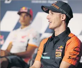  ?? FOTO: MOTOGP.COM ?? Pol Espargaró en la rueda de prensa que siguió atentament­e Marc Márquez