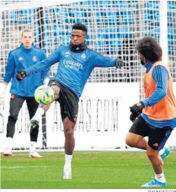  ?? REALMADRID.COM ?? El brasileño Vinícius se ejercita junto a su compatriot­a Marcelo.