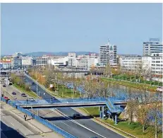  ?? ARCHIVFOTO: BECKERBRED­EL ?? Beim Bau der Stadtautob­ahn wurden Brückenpfe­iler abgerissen. Der Stahlsteg, der dafür gebaut wurde, soll nach der Brückensan­ierung durch eine schönere Konstrukti­on ersetzt werden.