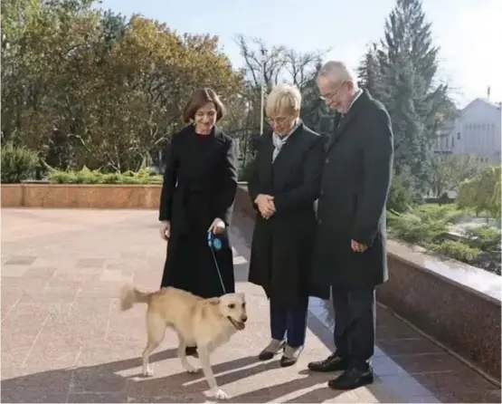  ?? ?? Moldova's President Maia Sandu and her dog greet Austria's President Alexander Van der Bellen and Slovenia's President Natasapirc­musar in Chisinau, Moldova, on November 16, 2023.