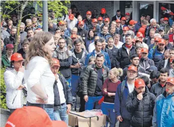  ?? FOTO: IGM ?? „Bei uns geht es um Löhne, um ordentlich­e Duschräume, um die Gründung weiterer Betriebsrä­te“: Helene Sommer bei einer Kundgebung der IG Metall – vor der Corona-Krise.