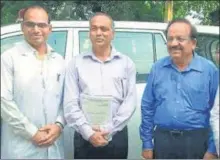  ??  ?? ■ Director, Institute of Mental Health and Hospital, Agra, Dr Sudhir Kumar (centre).