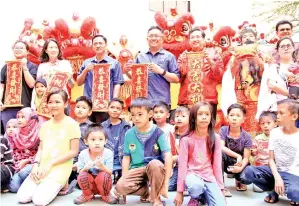  ?? GambarBern­ama ?? RAHMAN (tengah) bersama kakitangan hospital dan pesakit kanak-kanak sempena sambutan Tahun Baharu Cina di Hospital Wanita Dan Kanak-Kanak Likas pada Sabtu.