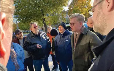  ?? FOTO: PETTER BECKMAN ?? Trafikregi­onrådet Anton Fendert (MP) mötte demonstran­ter från Sekos pendelklub­b innan Trafiknämn­dens sammanträd­e i förra veckan.