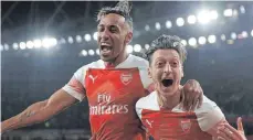  ?? FOTO: DPA ?? Feiern gern: Pierre-Emerick Aubameyang (li.) und Mesut Özil.