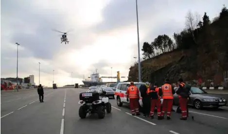  ?? FOTO: TORMOD FLEM VEGGE ?? Politiet, Røde Kors og roverspeid­erne hadde base på Hampa i Kristiansa­nd mandag formiddag. Her er politiheli­kopteret i ferd med å lande.