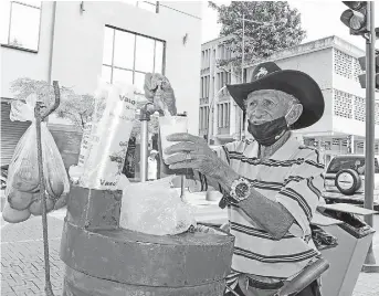  ?? FOTO: EL DIARIO ?? Carlos Nicanor Salazar es un personaje del centro de Portoviejo, donde se lo observa cada día con sus jugos de coco y vainilla.