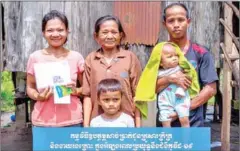  ?? NSPC ?? Citizens who received IDPoor cards from the government’s cash subsidy programme for poor and vulnerable families on January 25.