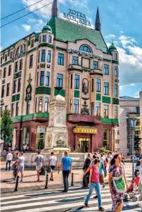  ??  ?? À esquerda, o hotel Moskva, um dos mais icónicos da cidade, e à direita o bairro de Skadarlija, zona boémia de Belgrado