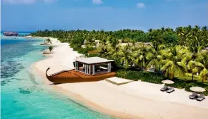  ?? ?? Royal RESERVE is the most exclusive accommodat­ion at OZEN RESERVE BOLIFFUSHI. Below: Private Ocean RESERVE.