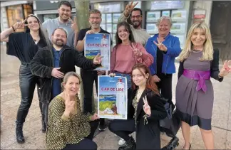  ?? (Photo E. M.) ?? Libraires, auteurs, blogueuse, lectrices et élues de la Ville : les membres du jury entourent le parrain de cette deuxième édition, Stéphane Galas.