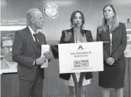  ??  ?? Sochil Martin, al centro, junto a los abogados Jeff Anderson y Debora Mallgrave, habla en una conferenci­a de prensa en Los Ángeles.