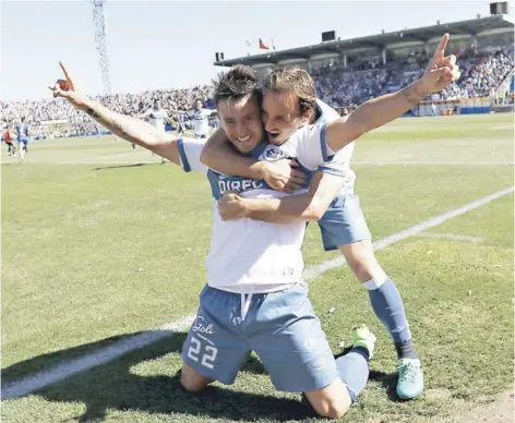  ?? FOTO: AGENCIAUNO ?? ►► El Pájaro Gutiérrez celebra su segundo gol ante la U con José Pedro Fuenzalida.