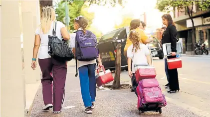  ?? ARCHIVO CLARÍN ?? Protegidos. La norma impide que los chicos pierdan clases por problemas económicos