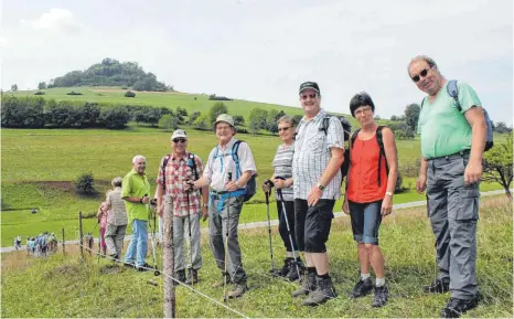  ?? FOTOS: SIMON SCHNEIDER ?? Der Hohenkarpf­en (im Hintergrun­d) war die Hauptattra­ktion bei der Leserwande­rung am Samstagnac­hmittag.