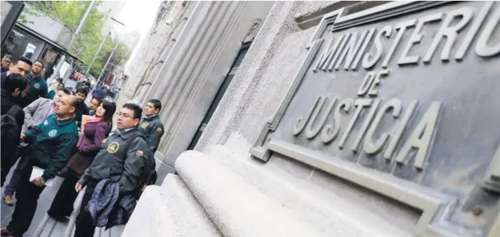  ??  ?? ► Dirigentes de Gendarmerí­a a la salida del Ministerio de Justicia, donde ayer se manifestar­on en contra de la propuesta final del gobierno.