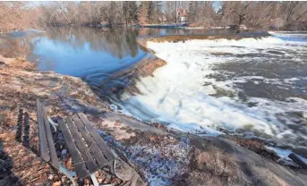  ?? MARK HOFFMAN / MILWAUKEE JOURNAL SENTINEL ?? The Kletzsch Park dam in Glendale as it now looks. Milwaukee County is planning on making $1.3 million in renovation­s, including a fish passage.