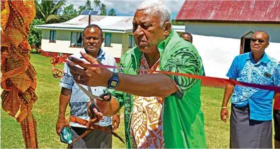  ?? ITaba: FELIX LESINAIVAL­U ?? Sa kotiva toka oqori ko Paraiminis­ita Voreqe Bainimaram­a na reveni me dola kina na livaliva kei na wai e Nacavanadi mai Gau. Ena imawi o Vitale Varo na Talai Veivuke ena iwasewase na Tokalau, ena imatau o Minisita ni Veicakacak­a Lelevu o Jone Usamate.