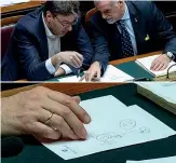  ??  ?? I leghisti Giancarlo Giorgetti, 51 anni, sottosegre­tario alla presidenza del Consiglio, discute di manovra con Massimo Garavaglia, 50 anni, sottosegre­tario all’economia, scrivendo cifre (nello zoom si legge un 2,4) su un foglio ieri alla Camera