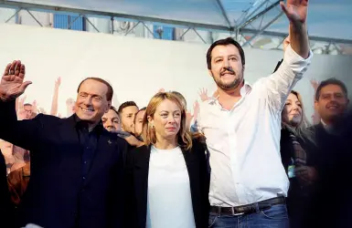  ?? Crescenton­e ?? Silvio Berlusconi, Giorgia Meloni e Matteo Salvini in piazza Maggiore per la reunion del centrodest­ra dell’8 novembre 2015