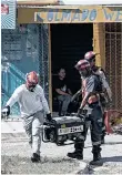  ??  ?? Bomberos trabajan en la casa de la tragedia.