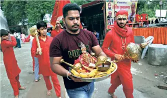  ?? ?? OUTSIDE THE TEMPLE, devotees on their way to perform rituals.