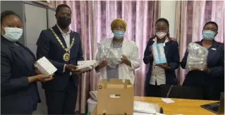  ?? Photo: Contribute­d ?? Well-received… Mayor Roger Nautoro hands over the donated items to Dr Diina Katoma and other medical staff of the Omaruru hospital.