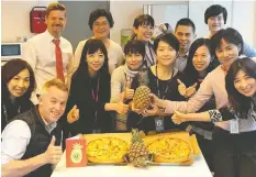  ?? — CANADIAN TRADE OFFICE ?? Canadian Trade Office officials in Taipei give a thumbsup to pineapples and Hawaiian pizza after China banned imports of the fruit from Taiwan.