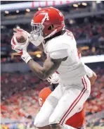  ?? JOHN BAZEMORE/ASSOCIATED PRESS ?? Receiver Jerry Jeudy (4) catches a pass for a touchdown in the win that secures Alabama’s No. 1 seed. The drama will come after that.