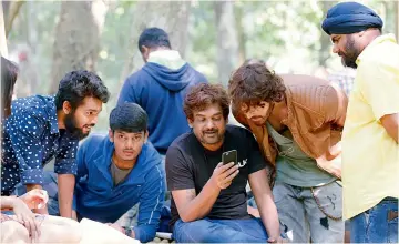  ??  ?? Puri Jagannadh flanked by Ishaan (right) and son Akash (in blue) on the sets of Rogue