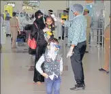  ?? HT ?? ■
Migrant workers from Mumbai coming out of the airport in Prayagraj on Wednesday.