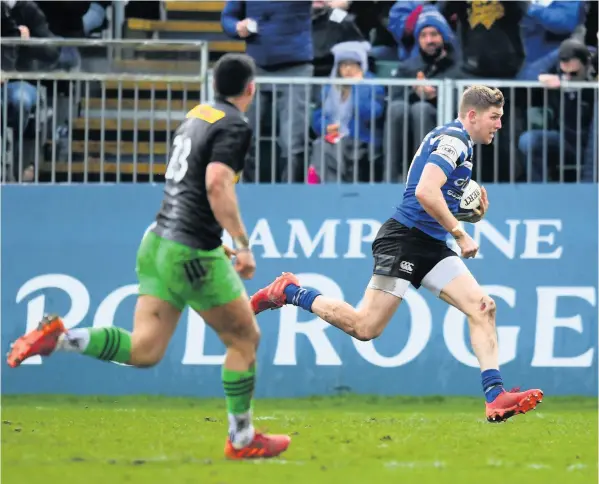  ?? PICTURES: Harry Trump/getty Images ?? Ruaridh Mcconnochi­e runs in to score Bath’s second try during the victory over Harlequins