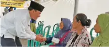  ?? NADIA HANUM/JAWA POS ?? TINDAKAN NYATA: Bambang Haryo Soekartono menyapa warga yang mengantre cek kesehatan di Pasar Larangan, Sidoarjo, kemarin (2/2).