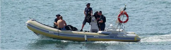  ??  ?? Sommozzato­ri Ieri, a largo dell’isola di Lampedusa, alcuni sommozzato­ri della Guardia costiera impegnati nelle operazioni di recupero dei cadaveri dei migranti