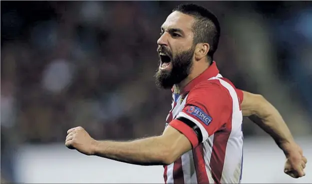  ?? PAUL WHITE / AP ?? El futbolista turc Arda Turan celebra un gol amb l’Atlètic de Madrid l’any passat