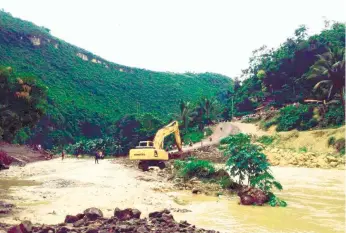  ?? (CONTRIBUTE­D FOTO/VINCIE MONTERDE) ?? CAUSE OF TRAFFIC. The alternativ­e road created by QM Builders in Barangay Jaclupan, Talisay City was recently covered in floodwater, causing traffic in the area. This prompted barangay officials to ask the contractor to raise the height of the spillway...