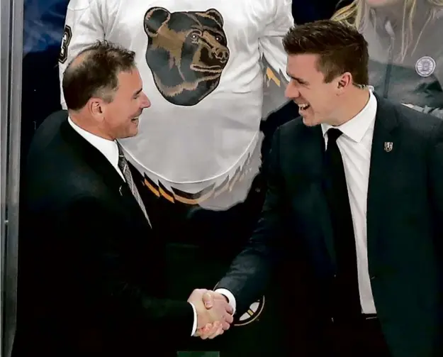  ?? JIM DAVIS/GLOBE STAFF ?? Bruce Cassidy (left) has a big smile and a handshake for his assistant coaches after his Knights defeated the Bruins in a shootout. .