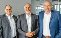  ??  ?? Freude über den diesjährig­en Erfolg: die Geschäftsf­ührung der Humbaur GmbH Christian Dieminger, Ulrich Humbaur und Oliver Czech (von links).