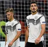  ??  ?? Bedient: Mats Hummels (r.) verlässt mit Joshua Kimmich die Amsterdame­r Arena. Foto: dpa