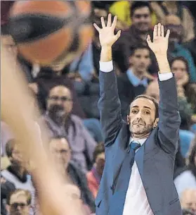  ?? FOTO: PERE PUNTÍ ?? Alonso dando instruccio­nes a los jugadores desde la banda