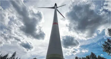  ?? FOTO: ARMIN WEIGEL/DPA ?? Die Firma Uhl will auf dem Schellenbe­rg bei Steinbronn­en drei Windräder bauen, der Verein Zukunft Natur will dies verhindern. Jetzt ist der Verwaltung­sgerichtsh­of in Mannheim am Zug.