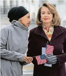  ?? FOTO ČTK/AP ?? Nová krev. Poslankyně Ilhan Omarová (vlevo) s šéfkou Sněmovny reprezenta­ntů Nancy Pelosiovou, jež ji pokárala za údajně antisemits­ký výrok.