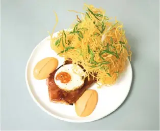  ??  ?? Below Gammon, egg and crisps with sriracha mayonnaise