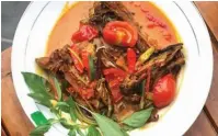  ?? GHOFUUR EKA/JAWA POS ?? OLAHAN KEPALA IKAN: Menu gule ndas-ndasan ini memiliki kuah santan pekat yang diramu dengan bumbu jangkep.