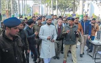  ?? HT PHOTOS ?? ▪ Rajesh Pandey, SSP, Aligarh (right) speaking to AMU Students’ Union president Mashqoor Ahmad during investigat­ion at AMU.